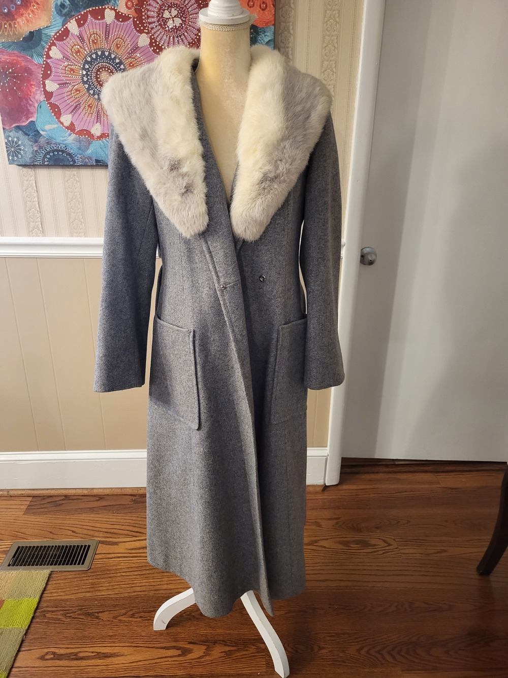 Vtg. Youthcraft Women's Gray Wool Blend Coat with Ivory Fur Collar, Small To Med